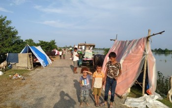 घरबारविहीन बाढी पीडितको दुखेसो: घर भएकाहरु त फर्केलान, हामी कहाँ जाउँला ?